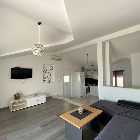 Apartments With A Parking Space Maslenica, Novigrad - 12636 Jasenice  Room photo